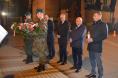 Przed pomnikiem stoją w pierwszym szeregu żołnierze trzymający wieńce, w drugim szeregu delegacja m.in. poseł Fryderyk Kapinos i wójt Józef Piątek.